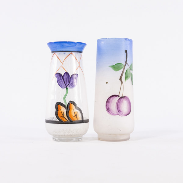 Vaser, 2 st, handmålade, höjd 15,5 cm och mindre