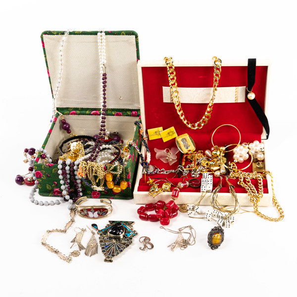 Bijouterier, smycken, ett parti, bl a silver