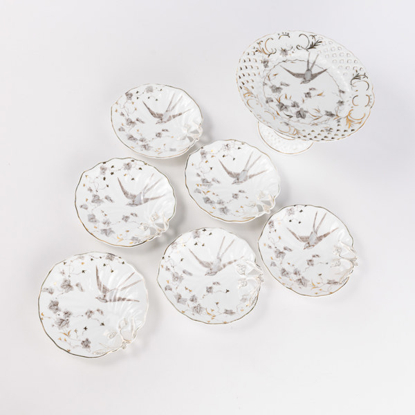 Servis, 7 delar, 6 st assietter och 1 st kakfat på fot