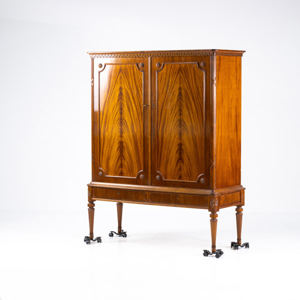 Salskåp, gustaviansk stil, mahogny, höjd 160 cm