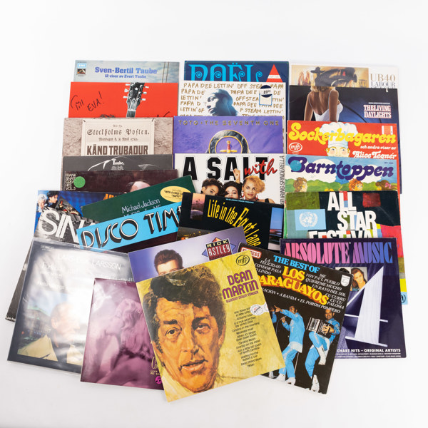 Vinylskivor, 24 st, bl a Michael Jackson, Rick Astley, m.fl., delvis med autograf