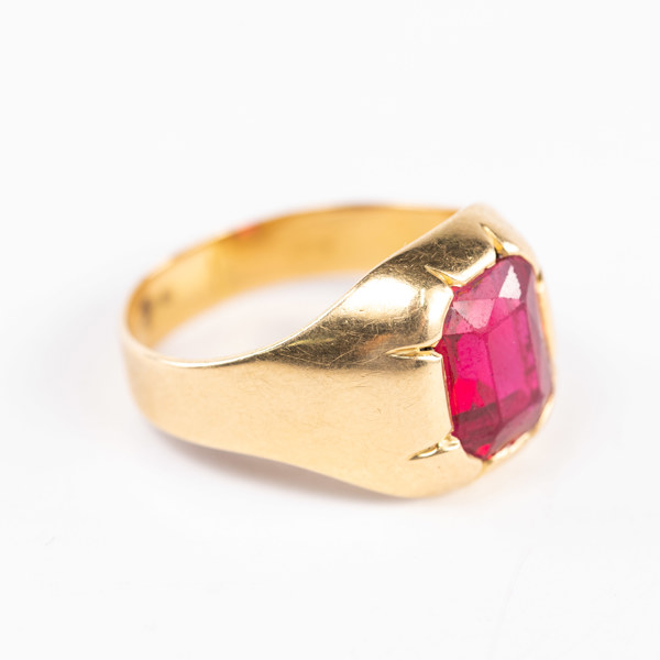 Ring, 18k guld, röd topas, storlek 19, 5,7 gram