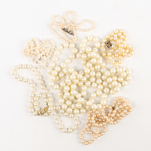 Pärlcollier, 6 delar, bl a med silverlås, längd 140 cm och mindre