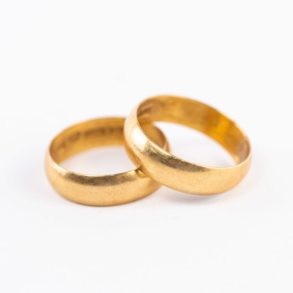 Släta ringar, 2 st, 18k guld, vikt 8,8 gram