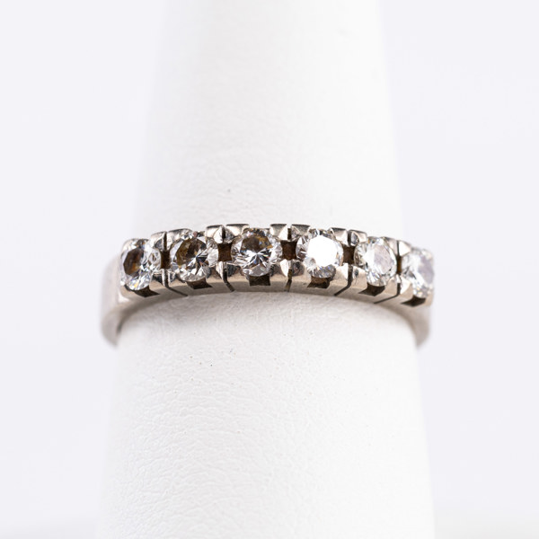 Ring, 18k vitguld, 6 st diamanter á 0,2 ct, storlek 18, vikt 5,0 gram