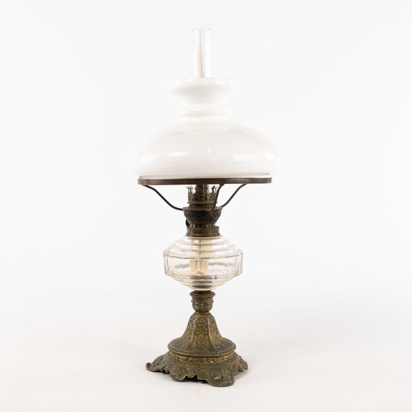 Bordsfotogenlampa, gulmetall/glas, 1900-tal, höjd 50 cm