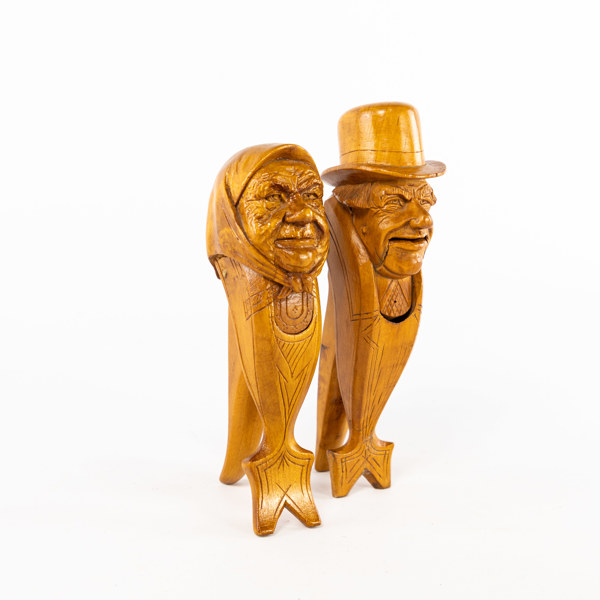 Nötknäppare, 2 st, skuret trä, 1900-tal, längd 19 cm och mindre