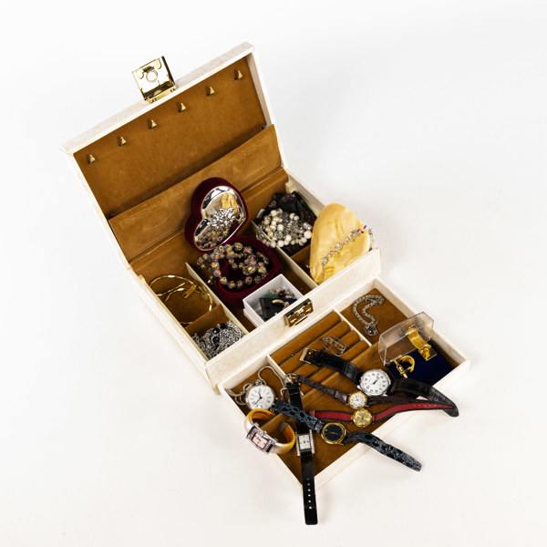 Bijouterier, ett parti, halsband, broscher, armbandsur, m.m.