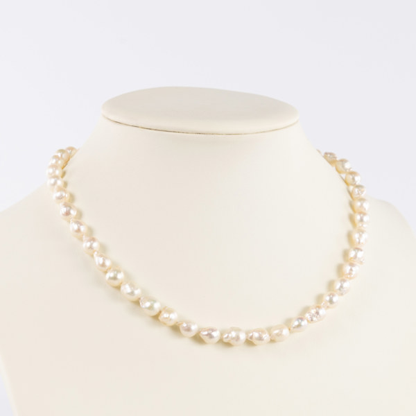 Pärlcollier, naturformade pärlor, silverlås, längd 45 cm