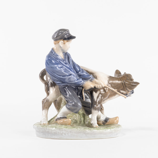 Figurin, pojke med kalv, 772, Royal Copenhagen, höjd 17 cm