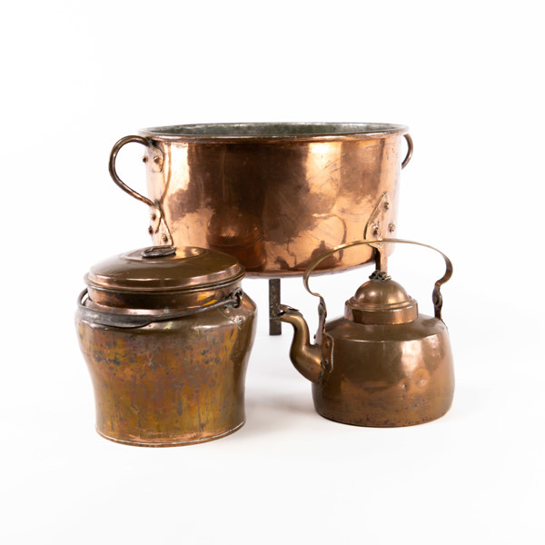 Kopparföremål, 3 delar, bl a kittel på ben