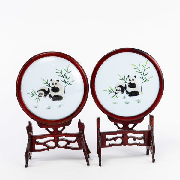 Sidenbroderi, 2 st, skuret trä, höjd 35 cm