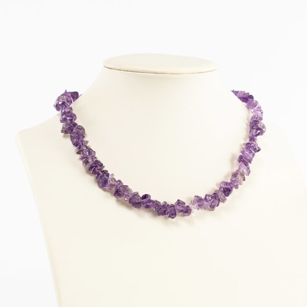 Halsband, med lila stenar, Sydamerika, längd 45 cm