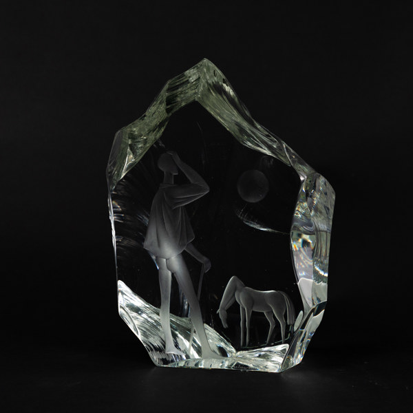 Glasblock, dekor av man och häst, höjd 23,5 cm