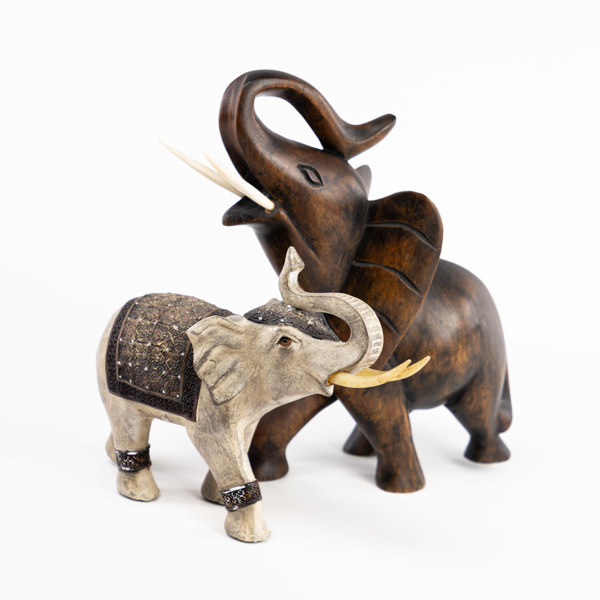 Elefantskulpturer, 2 st, trä/konstmassa, höjd 29 cm och mindre