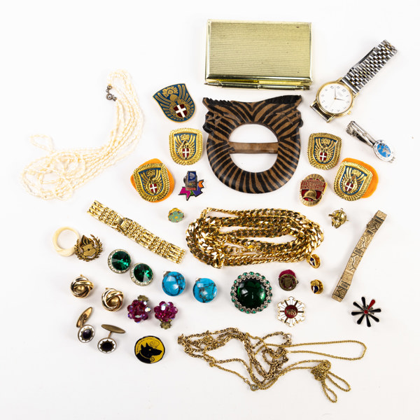 Diverse bijouterier, länkar, pins, örhängen, broscher, m.m.