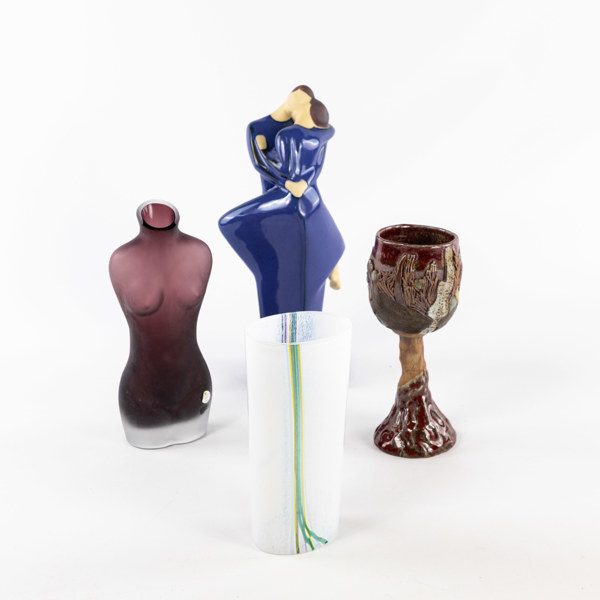 Vaser, skulpturer, 4 st, bl a Bertil Vallien, högsta 32 cm