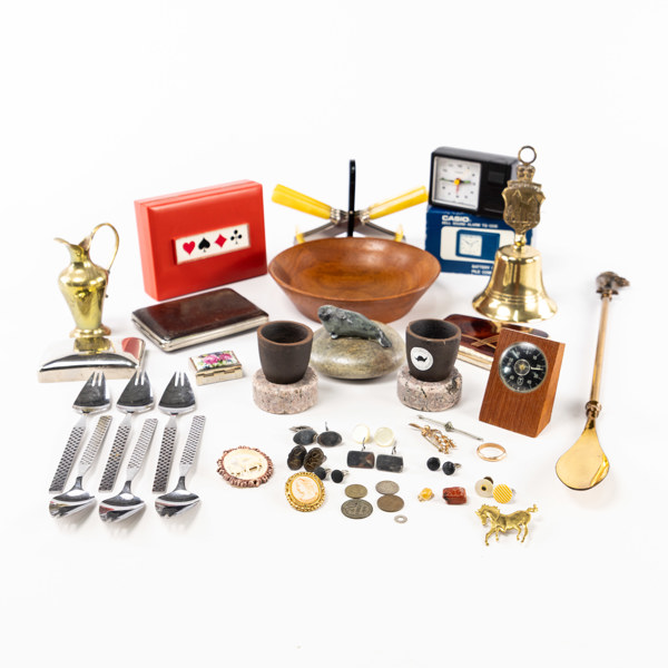 Spelkort, manschettknappar, termometer, m.m, längsta 46 cm