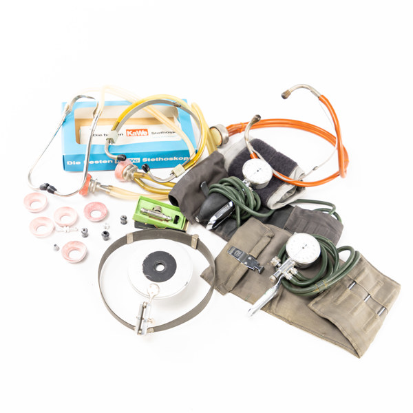 Äldre läkarutrustning, stetoskop, m.m.