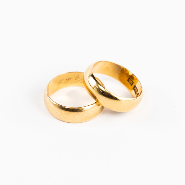 Släta ringar, 2 st, 18k guld, storlek 16, vikt 8,7 gram