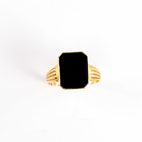Klackring, med svart sten, 18k guld, storlek 19,5, vikt 3,3 gram