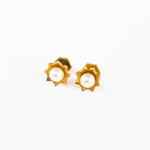 Örhängen, ett par, 18k guld, stjärnformade med pärla, vikt 1,9 gram