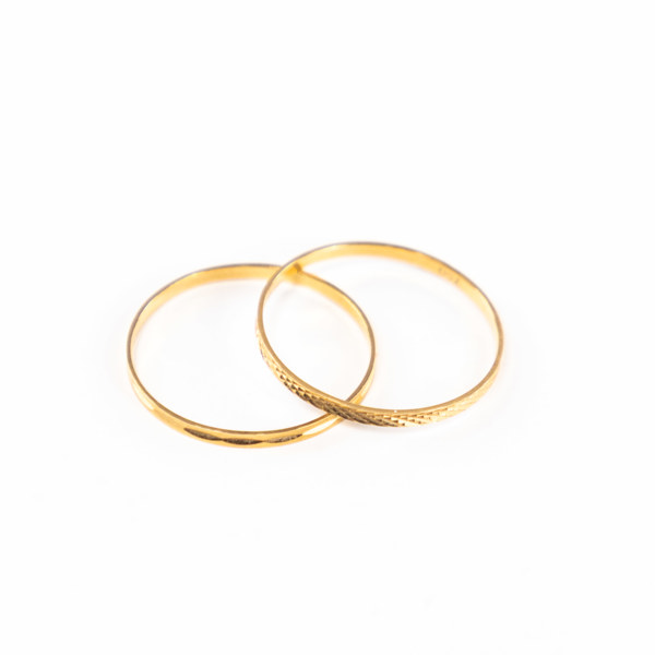 Ringar, 2 st, 18k guld, storlek 17,75, vikt 1,1 gram