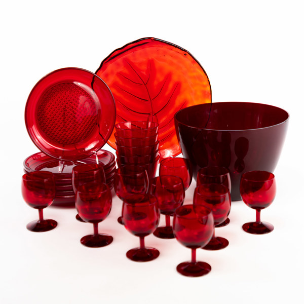 Rött glas, 24 delar, bl a Reijmyre
