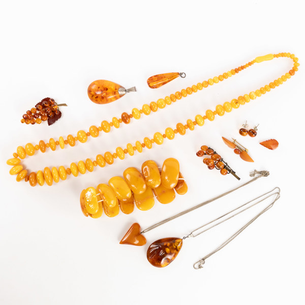 Smycken, bärnsten, ett parti