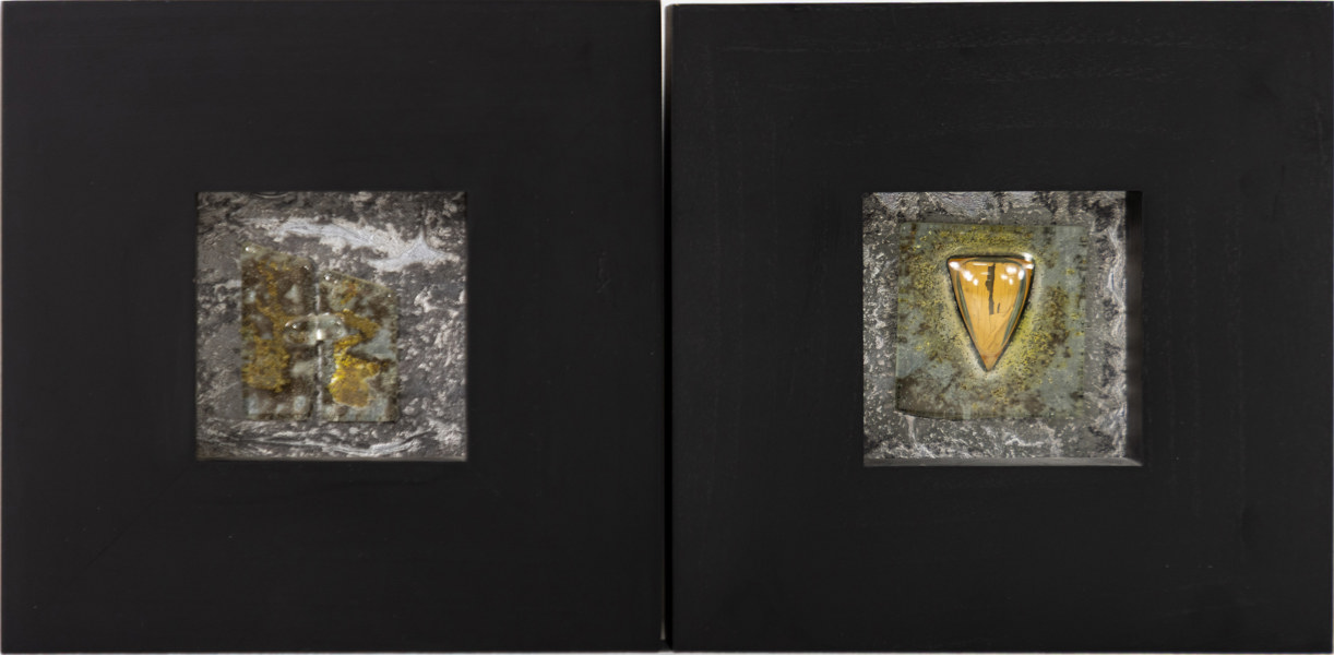 Brigitte Linde, reliefer, glas, 2 st, etikettmärkta, 24 x 24 cm