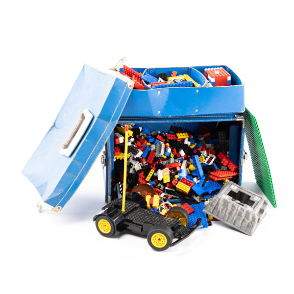 Diverse Lego, äldre och nyare, i Lego-märkt förvaring