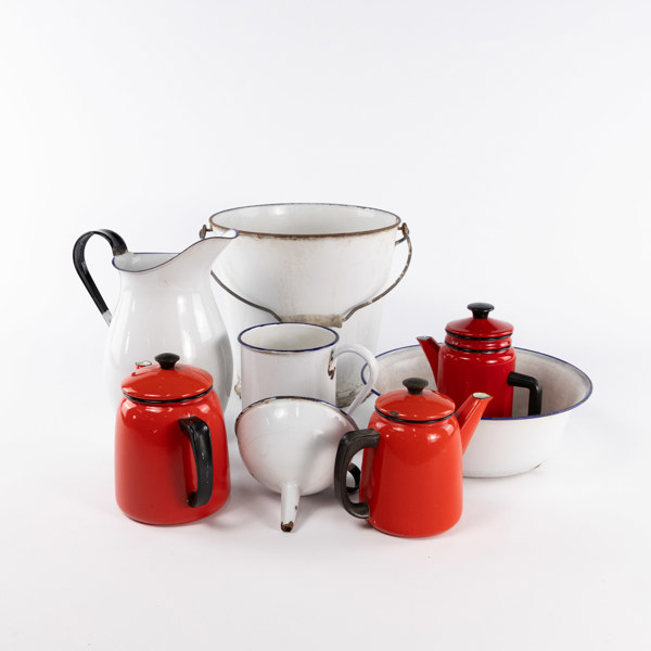 Emaljföremål, 7 delar, mestadels Kockums, höjd 29 cm och mindre