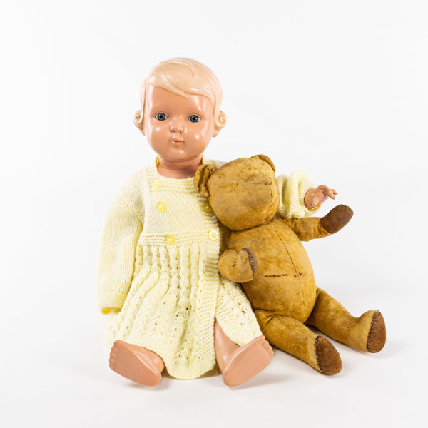 Äldre teddybjörn och docka, längsta 56 cm