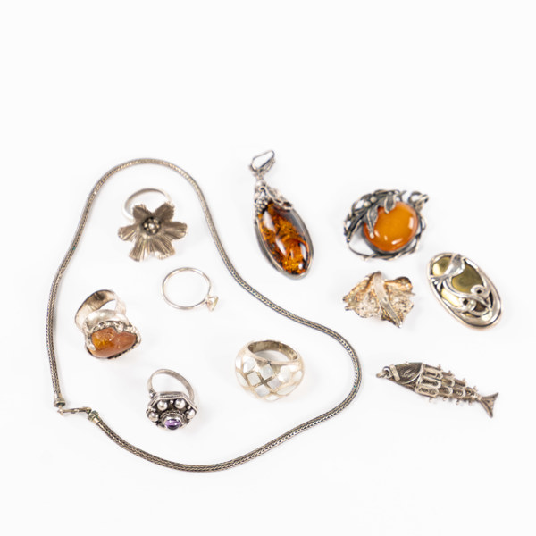 Smycken, 11 delar, silver, bl a med bärnsten, vikt 113,5 gram