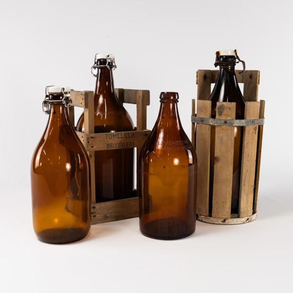 Bryggeriflaskor, 4 st, bl a Tomelilla bryggeri, högsta 45 cm