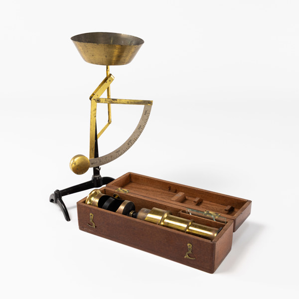 Våg och mikroskop, metall, högsta 26 cm