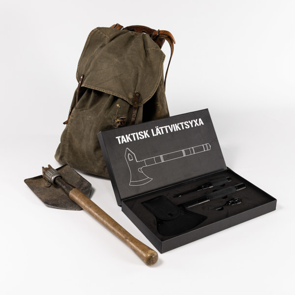 Äldre ryggsäck, spade, yxa
