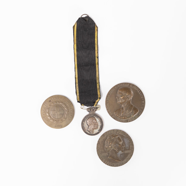 Medaljer, 4 st, bl a silver