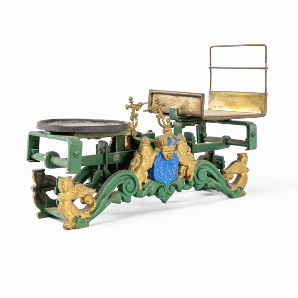 Äldre hushållsvåg, gjuten metall, "Svenskt Fabrikat", längd 31 cm