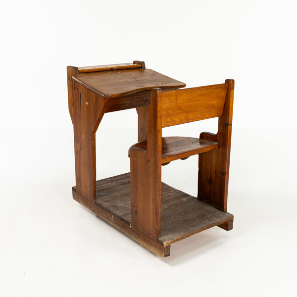 Äldre skolbänk, furu, ca 1900-talets mitt, längd 83 cm