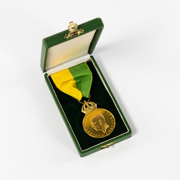 Förtjänstmedalj, 36 mm, 23/18k guld, 26,8 gram