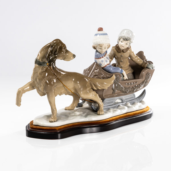 Figurgrupp, hund med barn på släde, signerad, Lladro, längd 46 cm