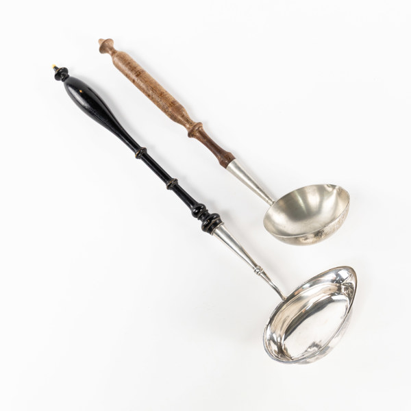 Slevar, 2 st, tenn och nysilver, längsta 45 cm