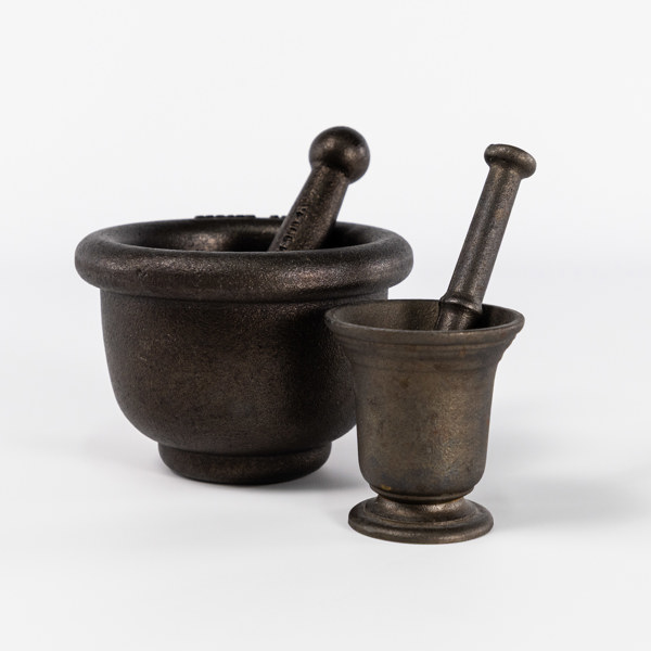 Mortlar, 2 st, gjutjärn, bl a Anders Petter, högsta 10 cm