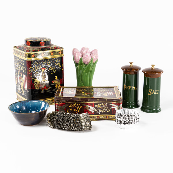 Plåtburkar, kakformar, salt- och pepparkvarn, m.m, högsta 24 cm