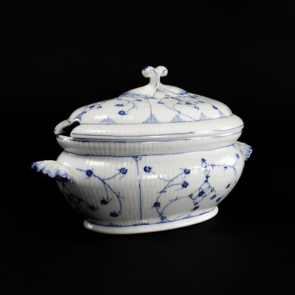 Terrin, blåvit dekor, längd 33 cm, höjd 22 cm