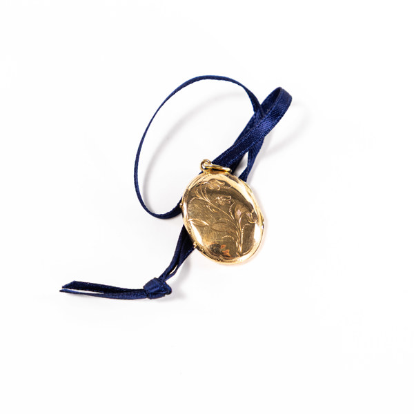 Berlock, 18 k guld, i band, bruttovikt 2,4 gram