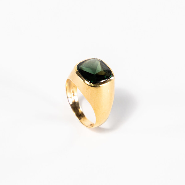 Klackring, 18k guld, med grön sten, storlek 20,5