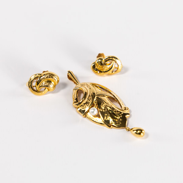 Smyckesset, brosch och örhängen, 18k guld, vikt 4,5 gram