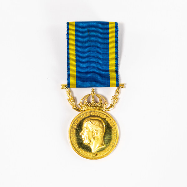 Förtjänstmedalj, 23k/18k guld diameter 27 mm